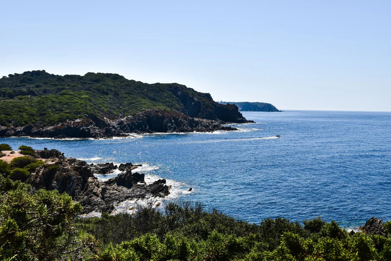 Côte rocheuse de Hyères et eaux bleues de la Méditerranée